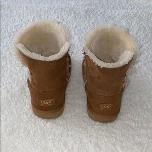 Girls UGG Bailey Button 2 Boot- Chestnut Color